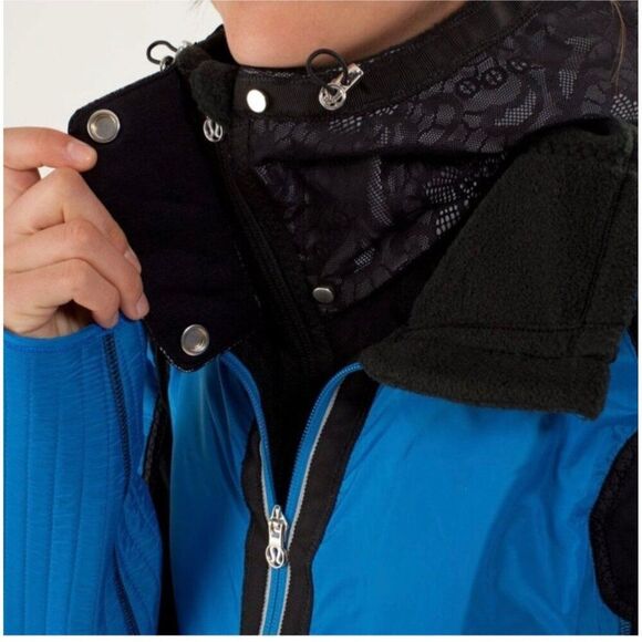 Lululemon Run Bundle Up Jacket in Black & Beaming Blue W/ Hood Size 6 - Picture 5 of 16